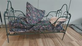 Antikes Puppenbett aus Metall mit Bettwäsche – Nostalgie.