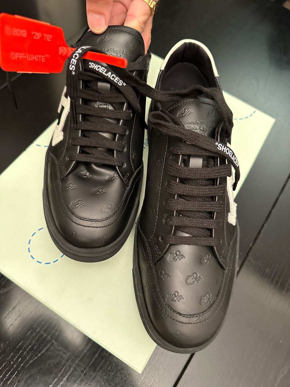 Off-White Scarpe da donna: neue Off-White Sneaker Monogramm Arrow 2.0  Gr.39.5  Np598.- – Nuovo e nell'imballaggio originale da Arlesheim venduto da NelDosSantos 1