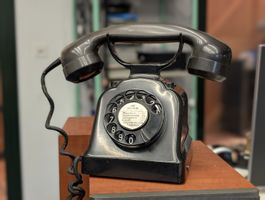 Vintage Telefon mit Wählscheibe und zwei grosse Klingeln