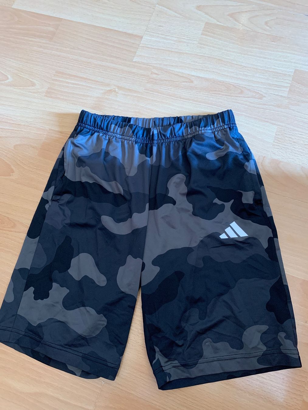 Adidas Pantaloni: Joli short Adidas taille 152 - 11-12 ans – Usato da MEYRIN venduto da Gwendo10