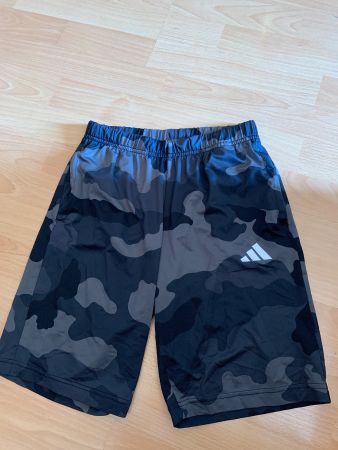 Joli short Adidas taille 152 - 11-12 ans