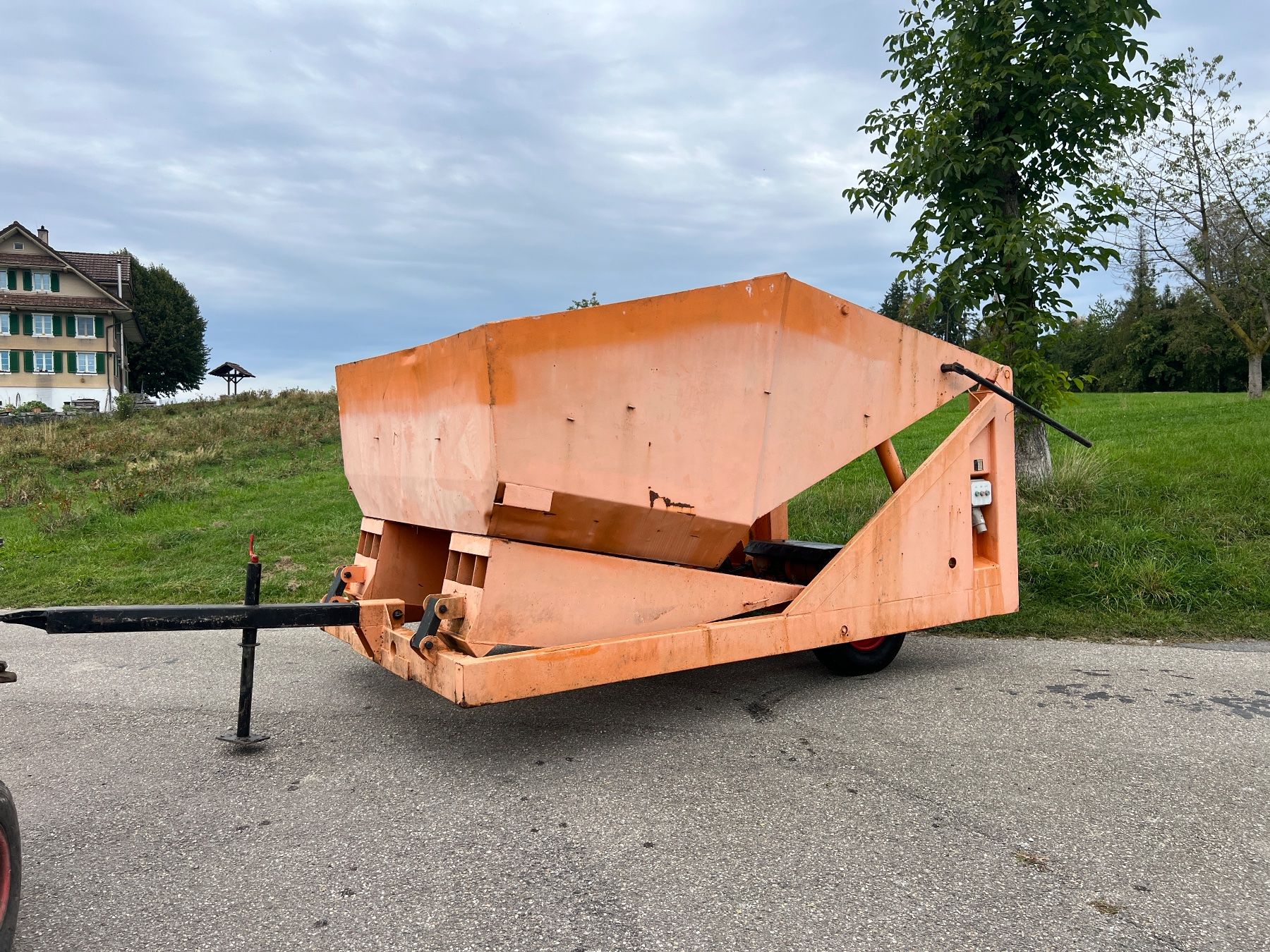 Tracteurs: Umschlaggerät hydraulisch – D'occasion à Emmenbrücke par Calida1