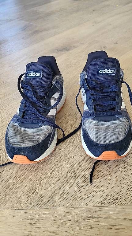 Adidas Herrenschuhe: Sneakers Baskets Adidas 39.5 – Gebraucht aus Trélex von emm_rz7g 1