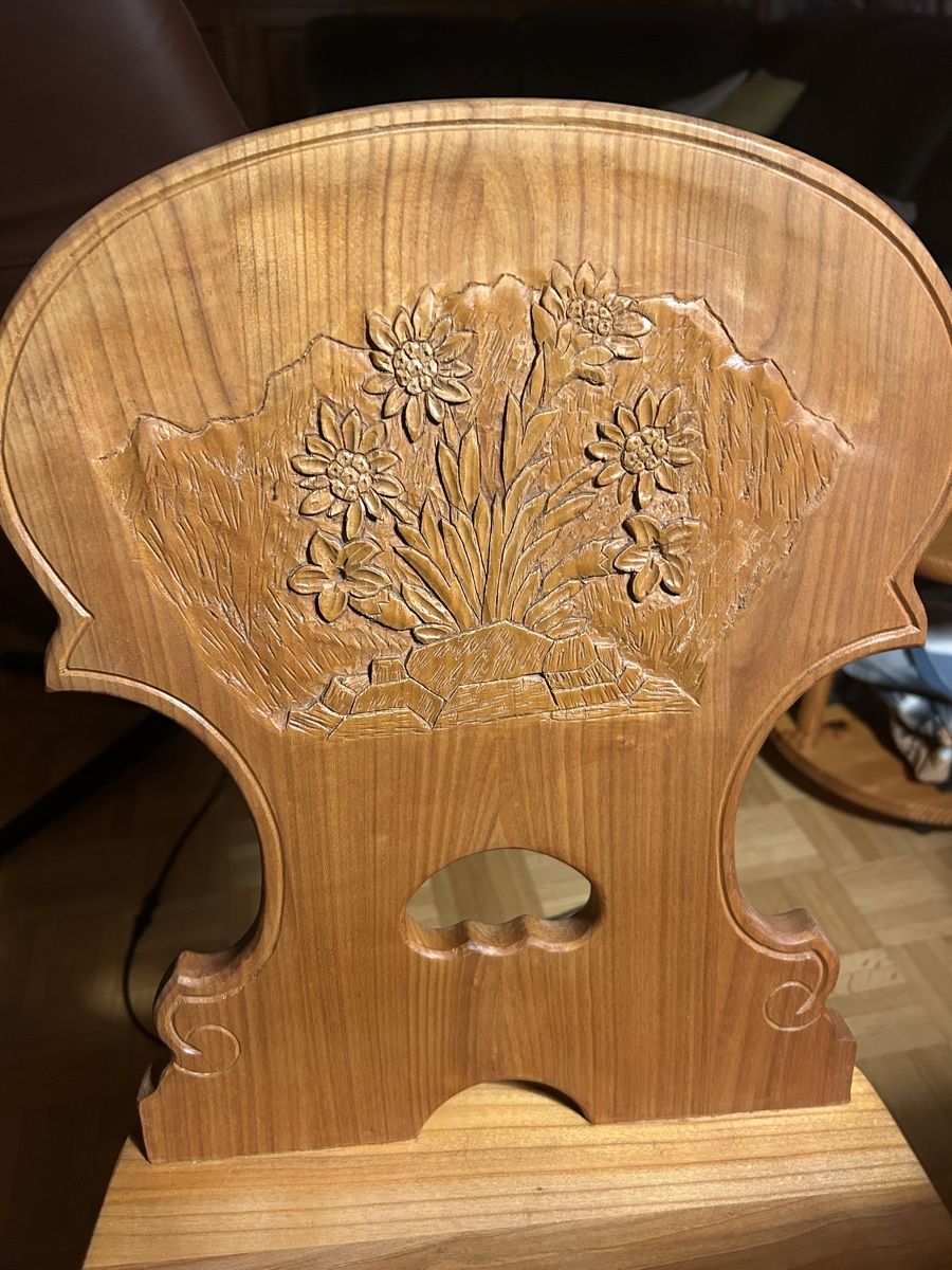 Stühle: 6  Stühle Stabellen Kirschbaum Holz handgeschnitzt – Gebraucht aus Wengi b. Frutigen von Niesen3714 4