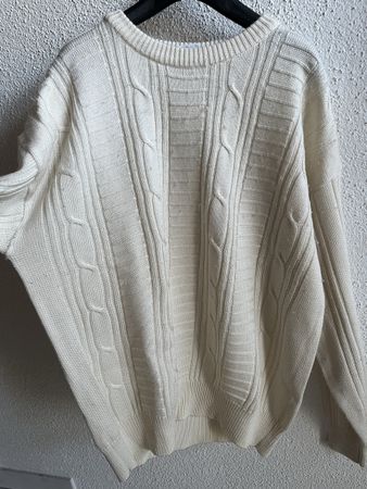 gelber Pullover