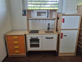 Kinderküche, Kühlschrank und Schubladenstock