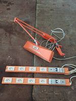 Zwei Steckerleisten und eine Werkstattlampe