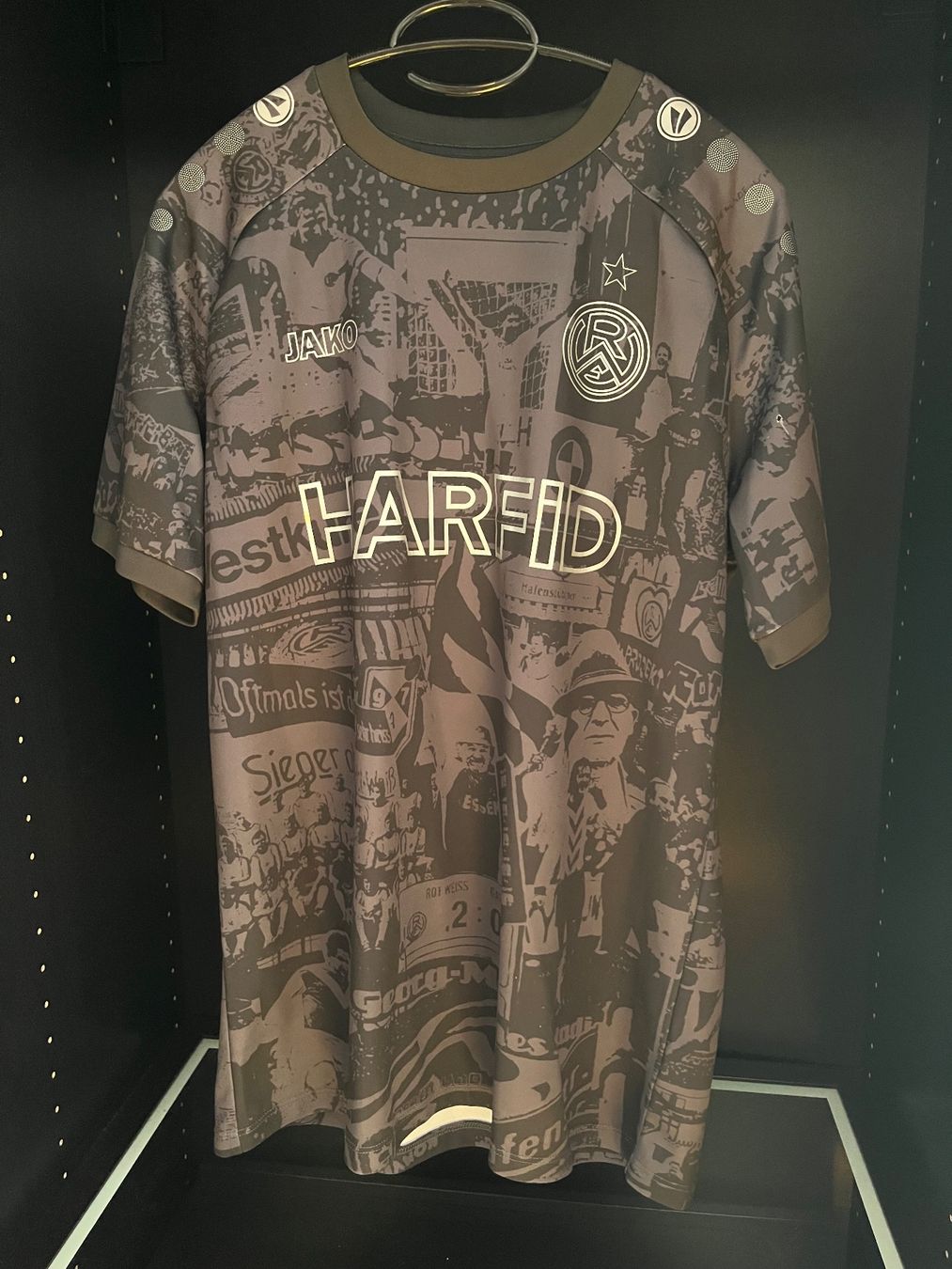 Jako Canottiere & Pantaloni: Rot-Weiss Essen Sondertrikot – Usato da Näfels venduto da dom_9p7f