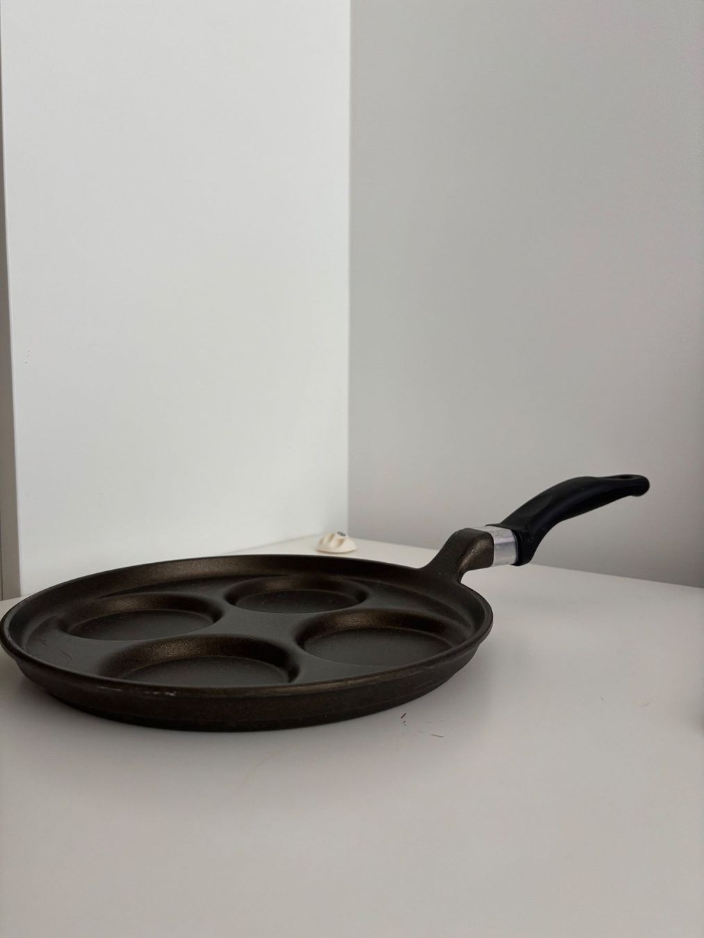 Padelle: Pfanne für 4 Eier oder Pancakes schwarz – Usato da Zürich venduto da tjverkauf 1