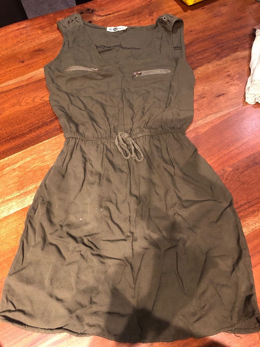 Kleider: Sommerkleid Khaki Gr. 38 – Gebraucht aus Andwil SG von schmei