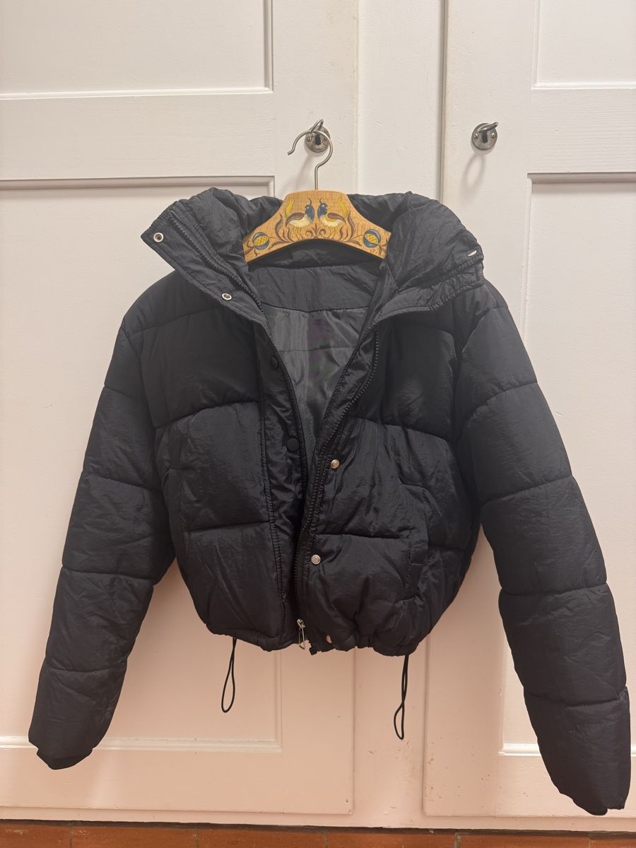 Jacken: Black Puffer Jacket with Hood – Gebraucht aus Bern von Bibimyeon