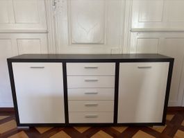 Kommode dunkelbraun mit weissen Fronten