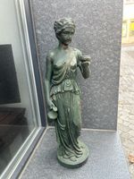 Damenstatue aus Metall im klassischen Stil grün