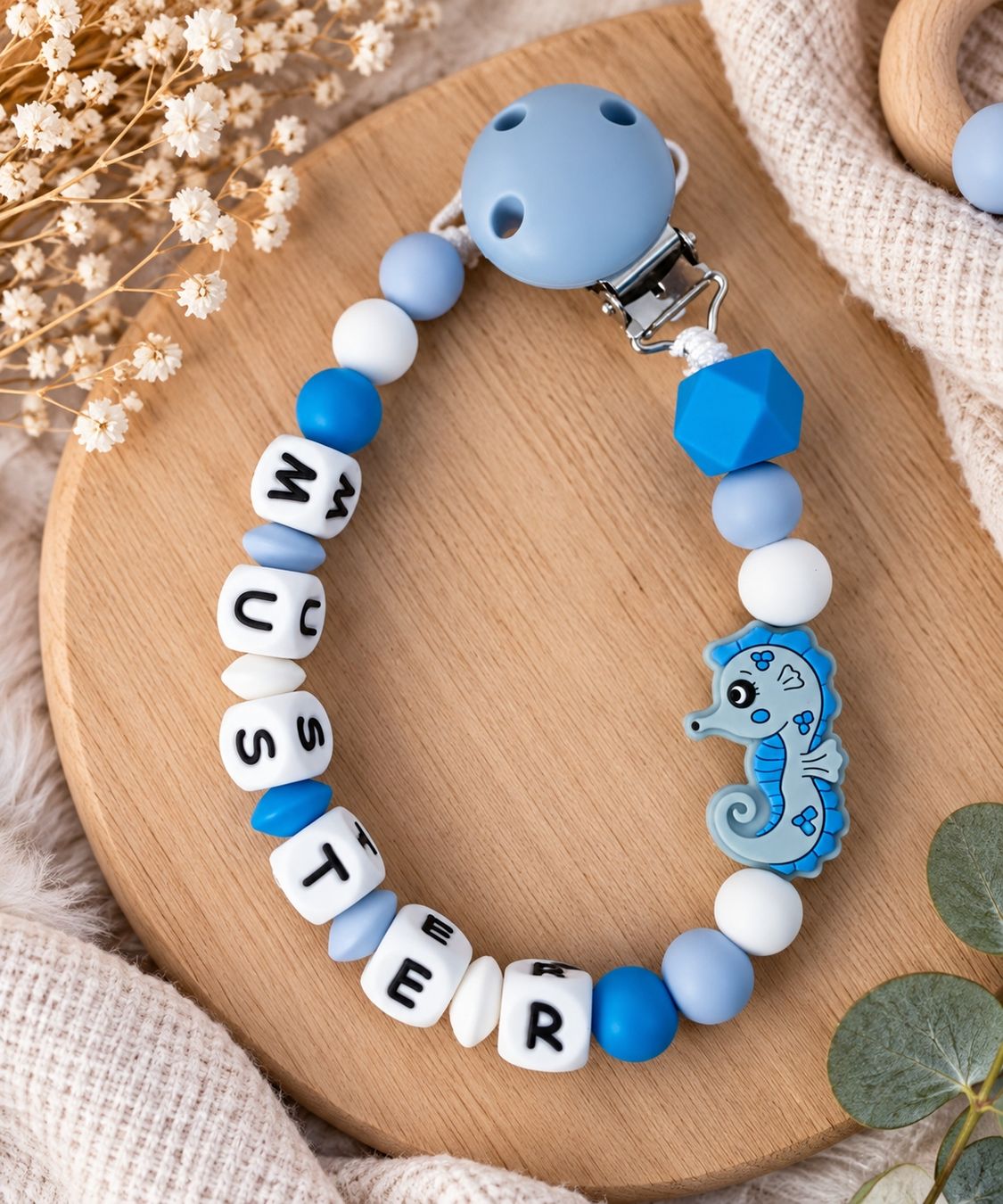Succhiotti & catenelle porta ciuccio: Nuggikette mit Namen – Nuovo e nell'imballaggio originale da Suhr venduto da Design_by_Debi