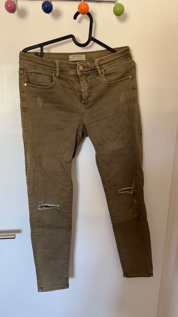 Stradivarius Pantaloni: Khaki Jeans von Stradivarius, Gr. 36 – Usato da Luzern venduto da Ecila007