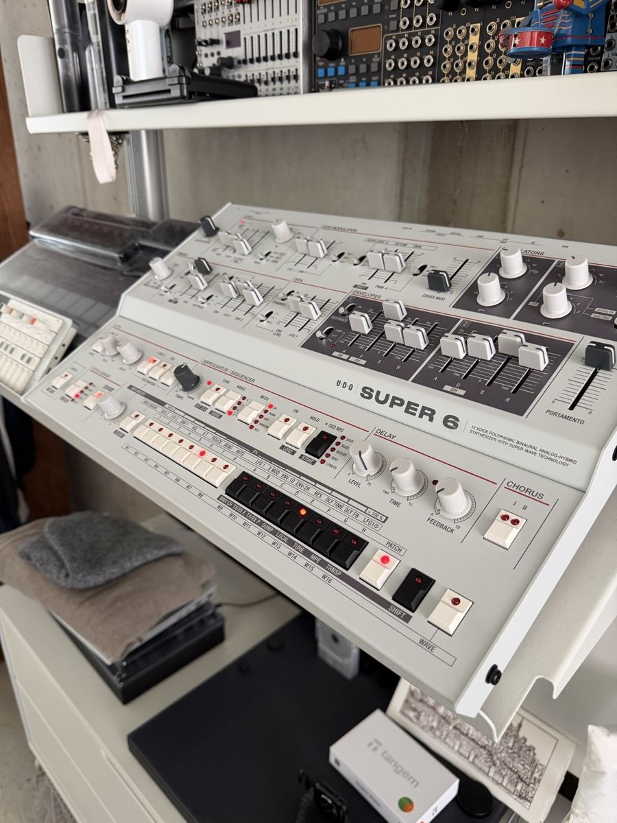 Strumenti musicali: UDO Audio Super 6 Polyphonic Synthesizer mit Deckel – Usato da Basel venduto da jor_8dh5
