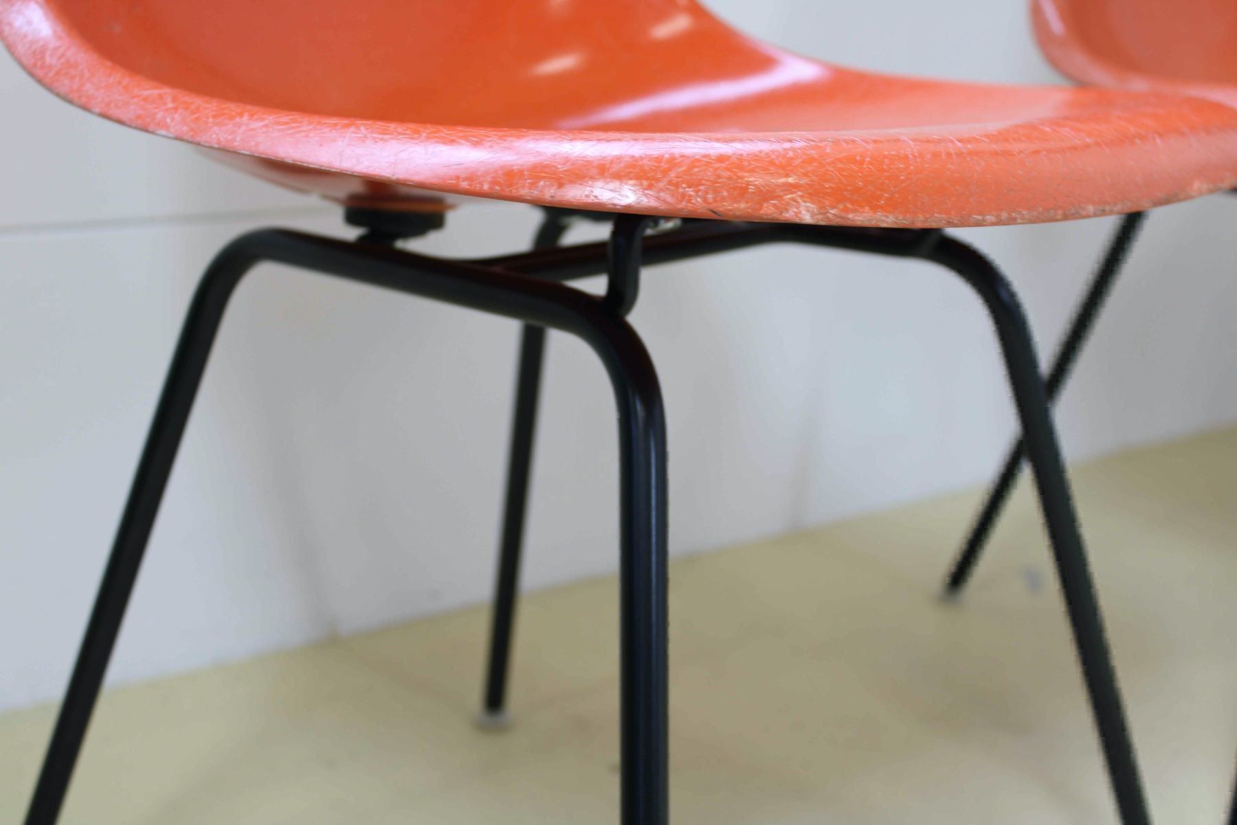 Stühle: Orange Eames Fiberglas Stühle, H. Miller – Gebraucht aus Meinisberg von atelier_TILIJA 6
