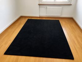 Schwarzer Teppich gute Beschaffenheit