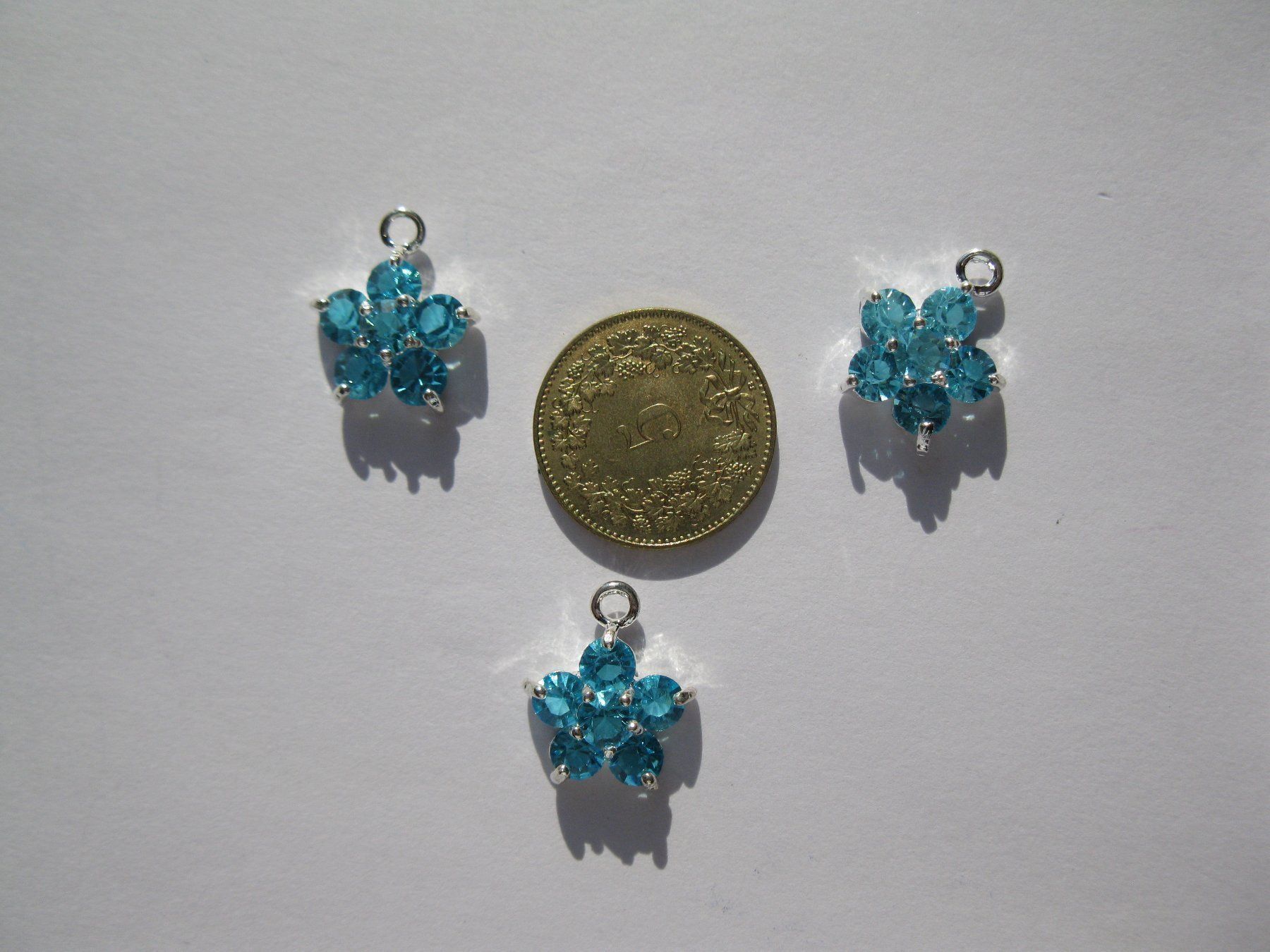 Perle (finte): Anhänger Blume versilbert, mit hellblauem Strass – Nuovo e nell'imballaggio originale da St. Margarethen TG venduto da LuanaKa 2