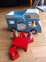 Holz Wohnmobil mit Tisch und Stühlen