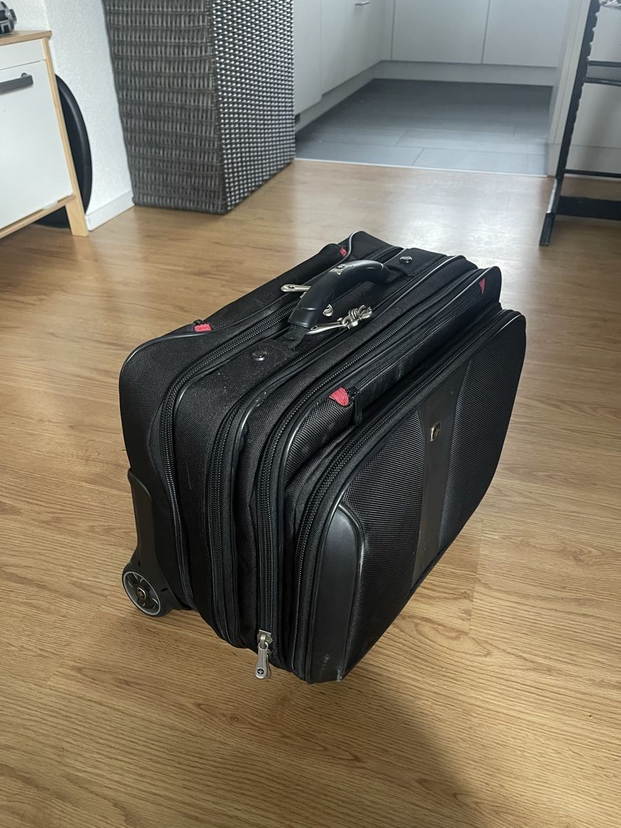 Wenger Reisekoffer: Rollkoffer schwarz Wenger Patriot – Gebraucht aus Rotkreuz von Yamachris