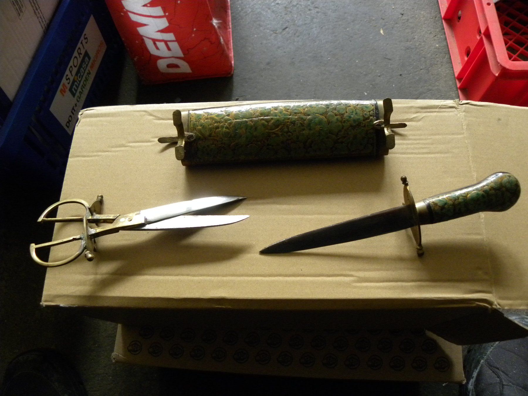 Altro materiale per ufficio: Vintage Brieföffner und Schere Set auf Ständer – Usato da Olten venduto da rollinon 2