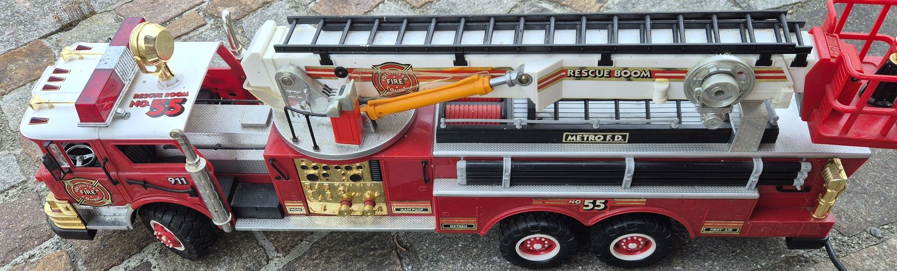 Giocattoli: Amerikanisches Feuerwehrauto mit Leiter – Usato da Dällikon venduto da ueliforster