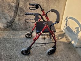 Rollator 4-Rad in Rot metallic – mit Sitz und Korb.
