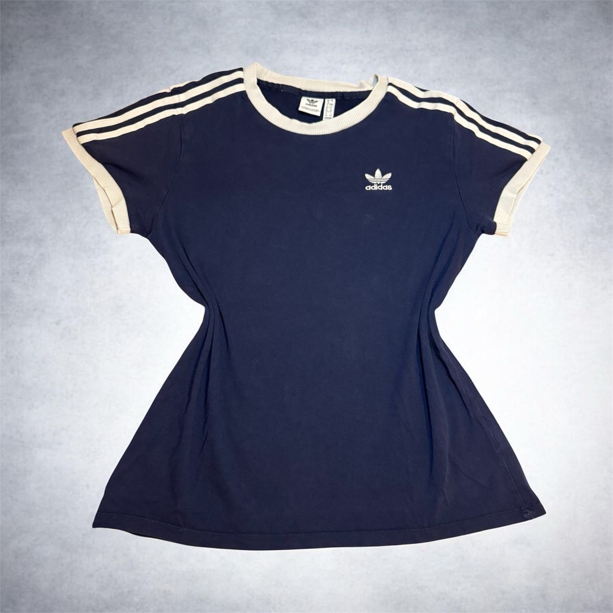 Adidas T-shirt: T-shirt Adidas Original – Nuovo (secondo la descrizione) da Châtel-St-Denis venduto da Montclair_Swiss 3
