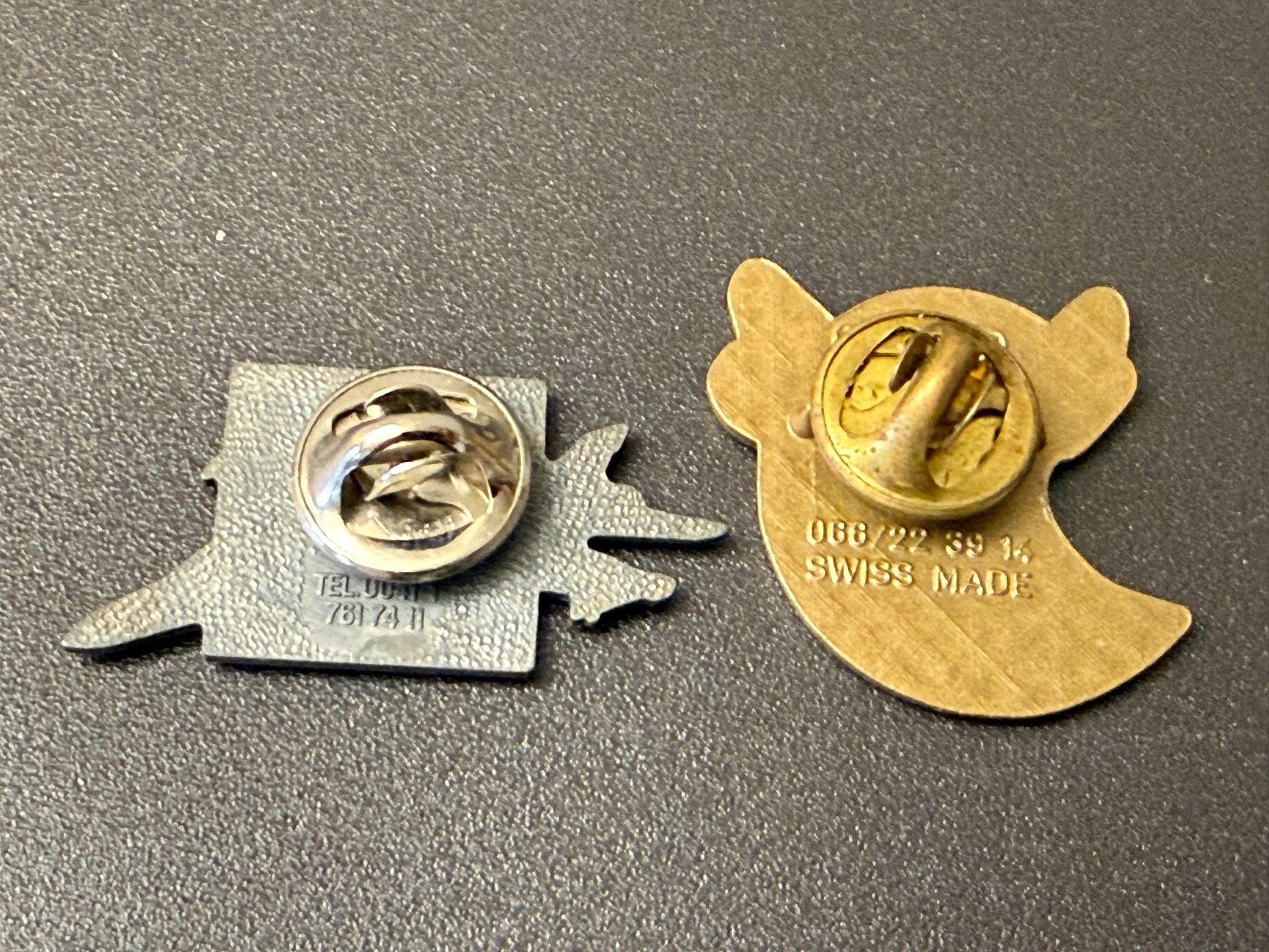 Schweizer Armee Placchette & Badge: 2 Pins F/A18 Schweizer Luftwaffe – Usato da Brütten venduto da Hst1 1