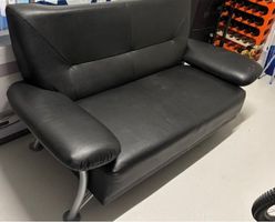 Schwarzes Ledersofa, 2-Sitzer - guter Zustand! Bequem