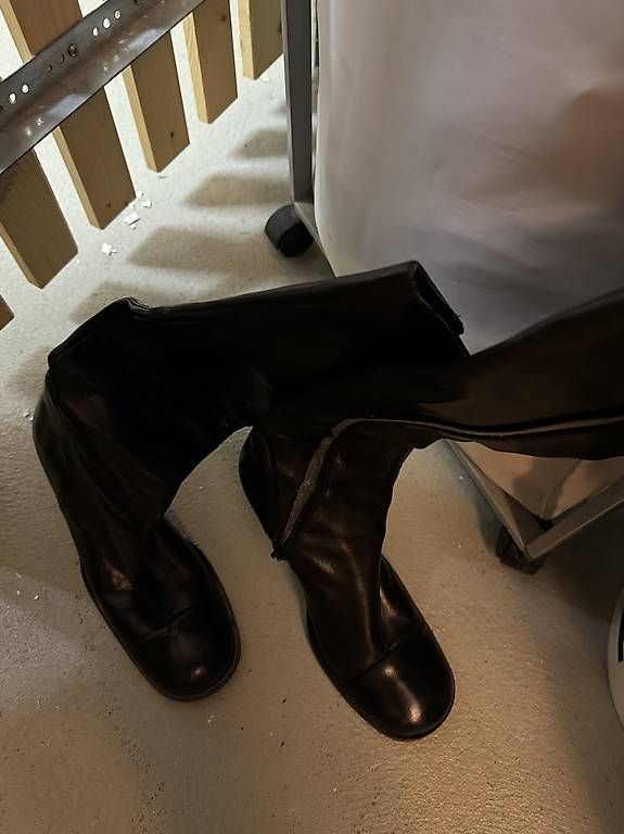 Scarpe da donna: Leder Stiefel schwarz, Grösse 37, hoher Absatz  – Usato da Cham venduto da Kaylua 1