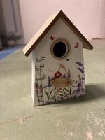 Vogelhaus mit Willkommensschild 