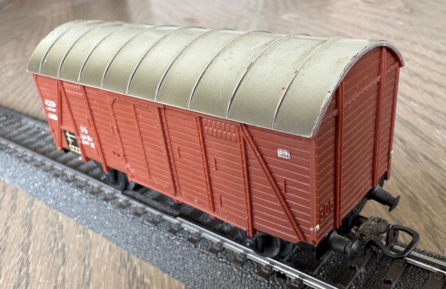 Märklin Modellini di ferrovie: brauner, geschlossener Güterwagen der DB; OVP – Usato da St. Moritz venduto da Manu7500 2