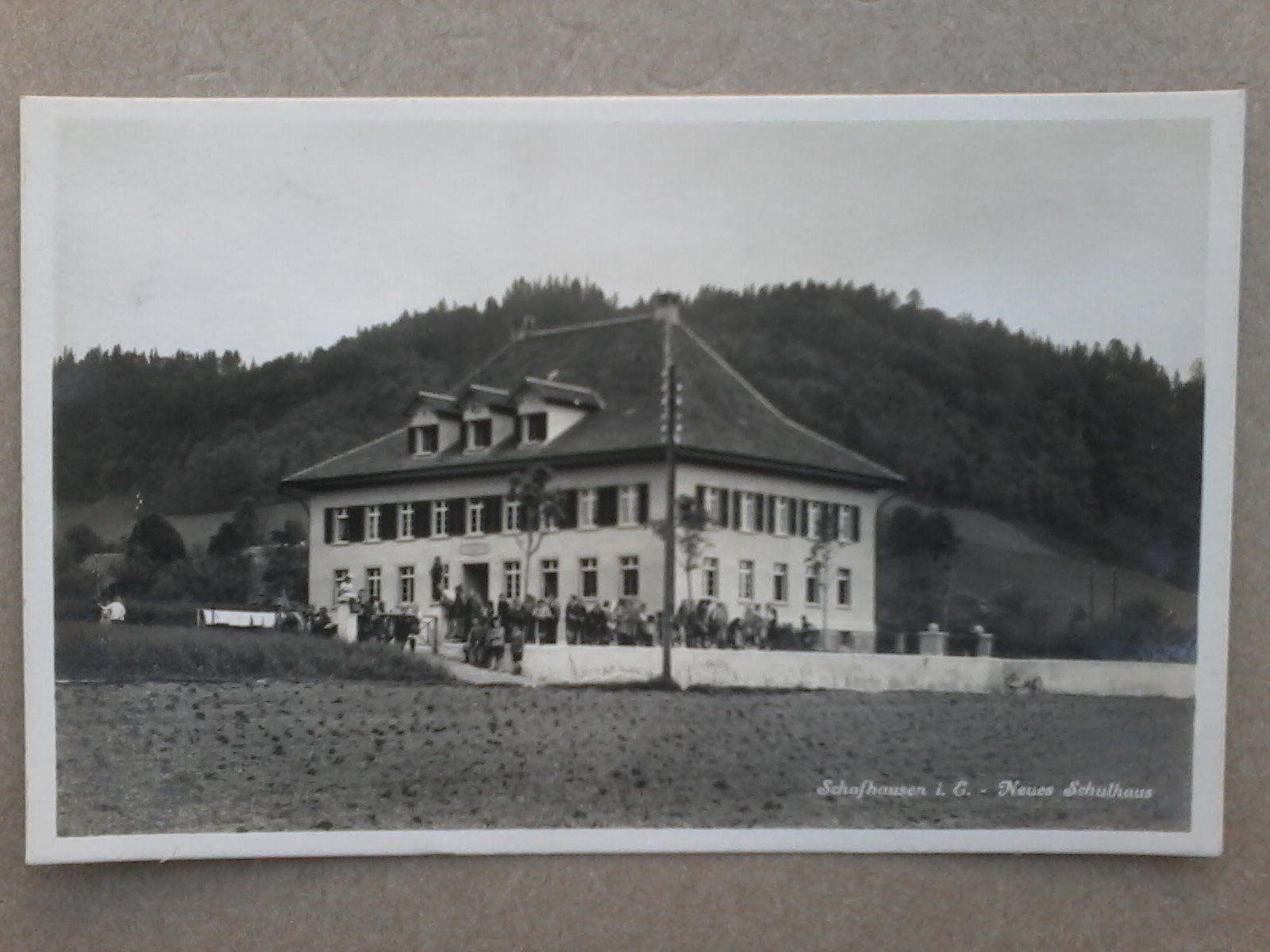 Ansichtskarten: Schafhausen i.E., Schulhaus, von 1925 – Gebraucht aus Niederscherli von Lucia16