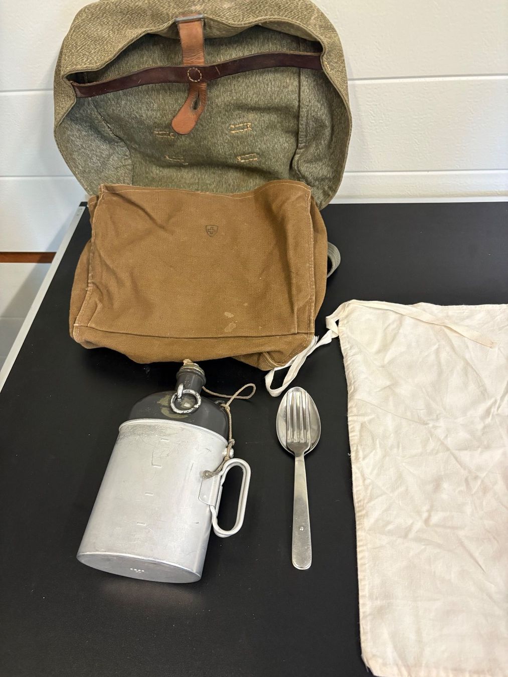 Schweizer Armee Ausrüstung & Ersatzteile: Armee Feldflasche Kochgeschirr mit Tasche gebraucht – Gebraucht aus Wiesendangen von plus-minus 1
