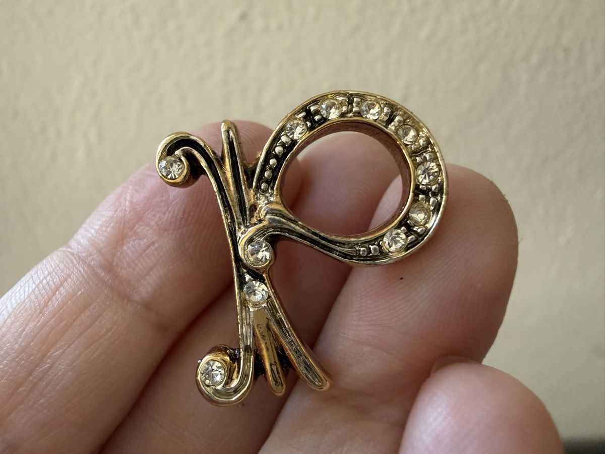 Spille & Fermagli: Vintage-Brosche mit Initiale P goldfarben mit Strass. – Nuovo (secondo la descrizione) da Lamone venduto da LaCantinaMagica 1