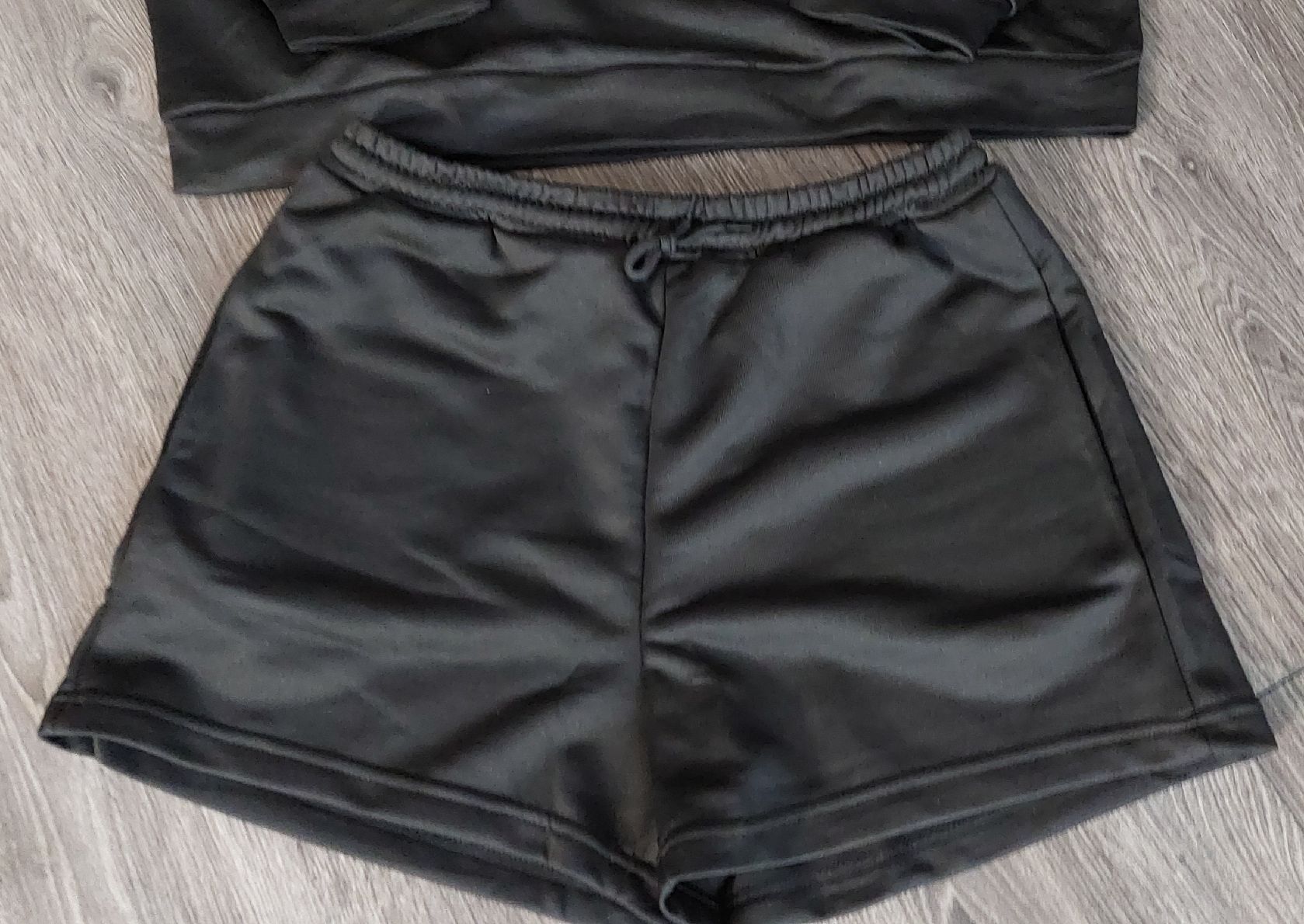 Lotti di vestiti: Schwarzer Lounge-Set, Sweatshirt & Shorts, bequem & s – Nuovo e nell'imballaggio originale da Gwatt (Thun) venduto da Letzte-Chance-III 5