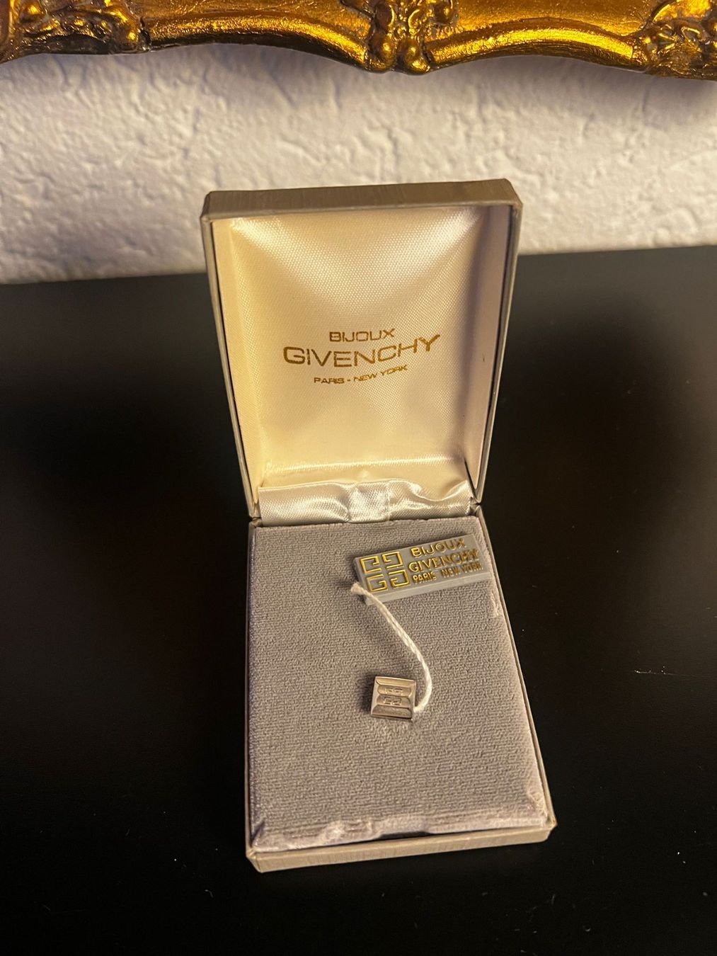 Givenchy Spille & Fermagli: Givenchy Paris Vintage Tie Pin mit Box – Nuovo e nell'imballaggio originale da Winterthur venduto da Dejv