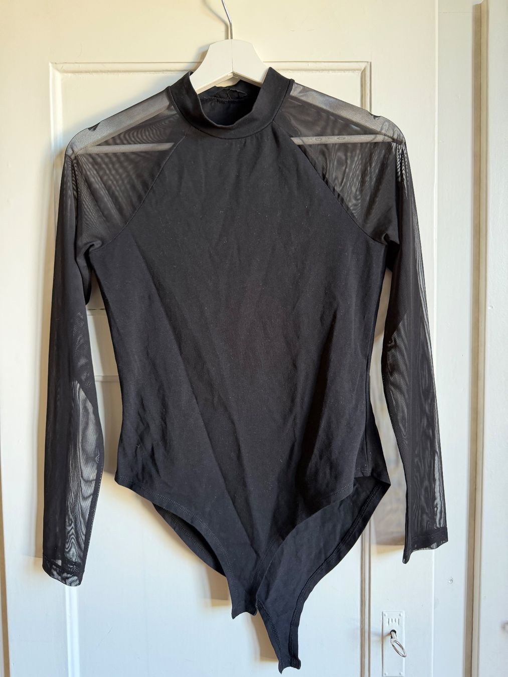 Top: Schwarzer Body mit Mesh Armen – Usato da Zürich venduto da san_7lmz