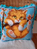 Handgesticktes Katzenkissen