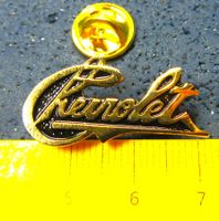 CHEVROLET GOLDIG AUTO SCHRIFTZUG PIN GEPRÄGT CHIC EDEL