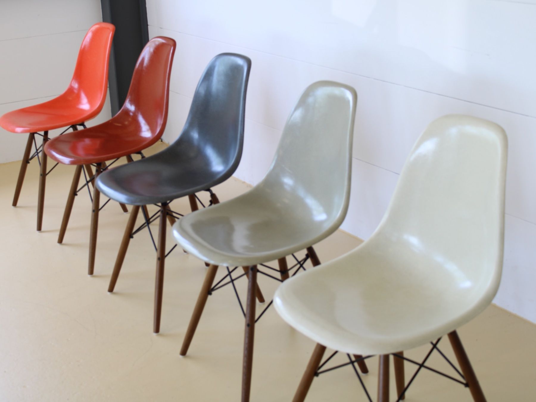 Herman Miller Sedie: Eames Fiberglas Stühle, Hermann Miller – Usato da Meinisberg venduto da atelier_TILIJA 8