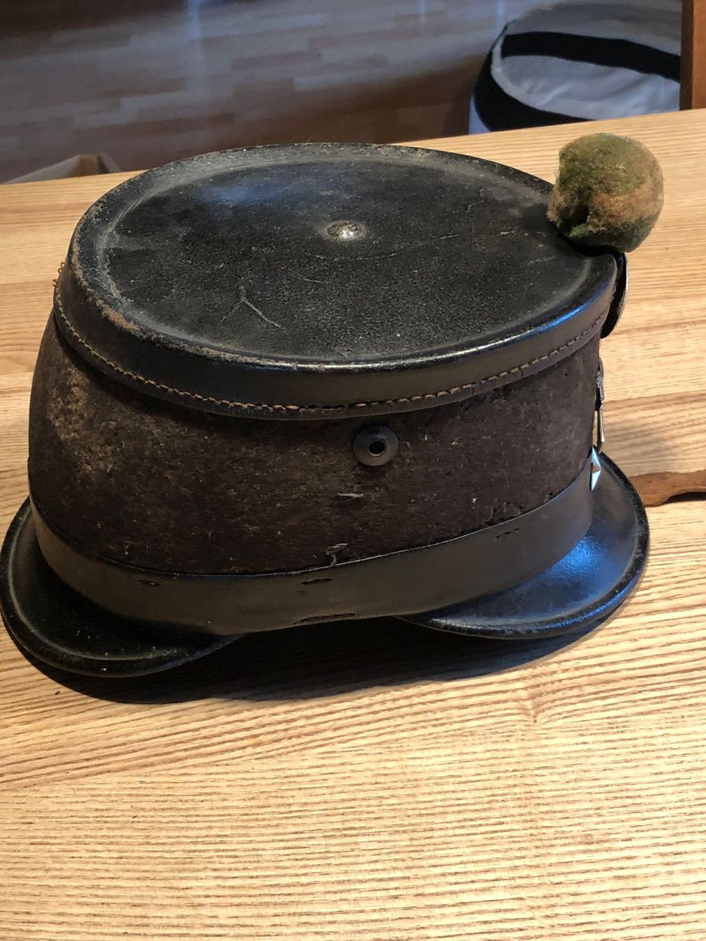 Abiti antichi: Antiker Helm +Leder/Stofftasche – Usato da Röschenz venduto da Tashroal 8