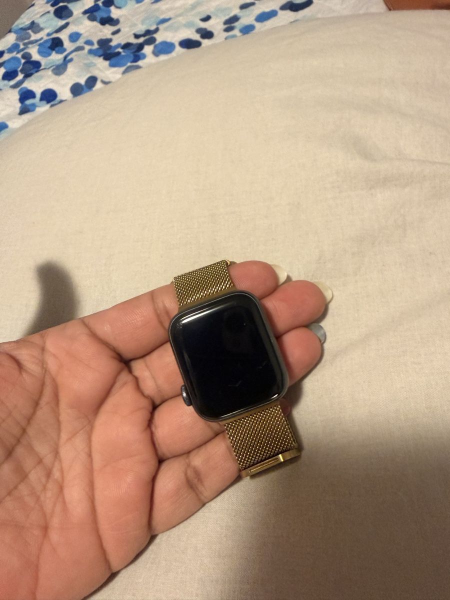 Apple Smartwatch: Apple Watch + 2 bracelets  neufs offerts.  – Gebraucht aus St-Maurice von MmeKoro 3
