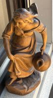 Holzskulptur Frau mit Krug handgeschnitzt guter Zustand