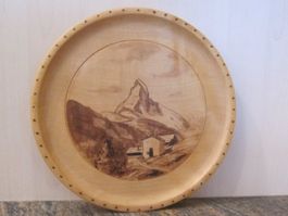 Holzteller Matterhorn, Kapelle im Vordergrund Brandmalerei