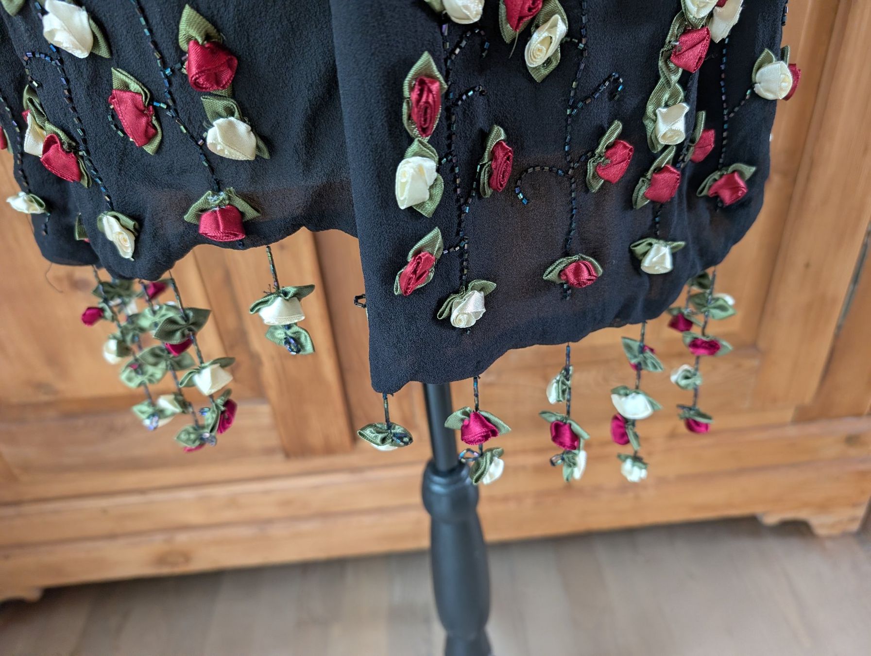 Foulards, Tücher & Schals: Eleganter schwarzer Seidenschal mit Rosen – Gebraucht aus Ettingen von Chrisdots 3