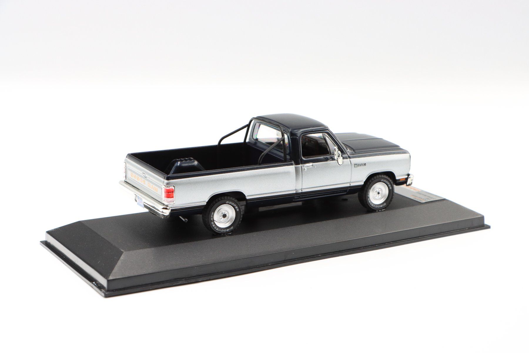 Dodge Modellini d'auto: Dodge Ram 1987 1:43 PremiumX – Nuovo (secondo la descrizione) da Bühl b.Aarberg venduto da modelldiecast 8