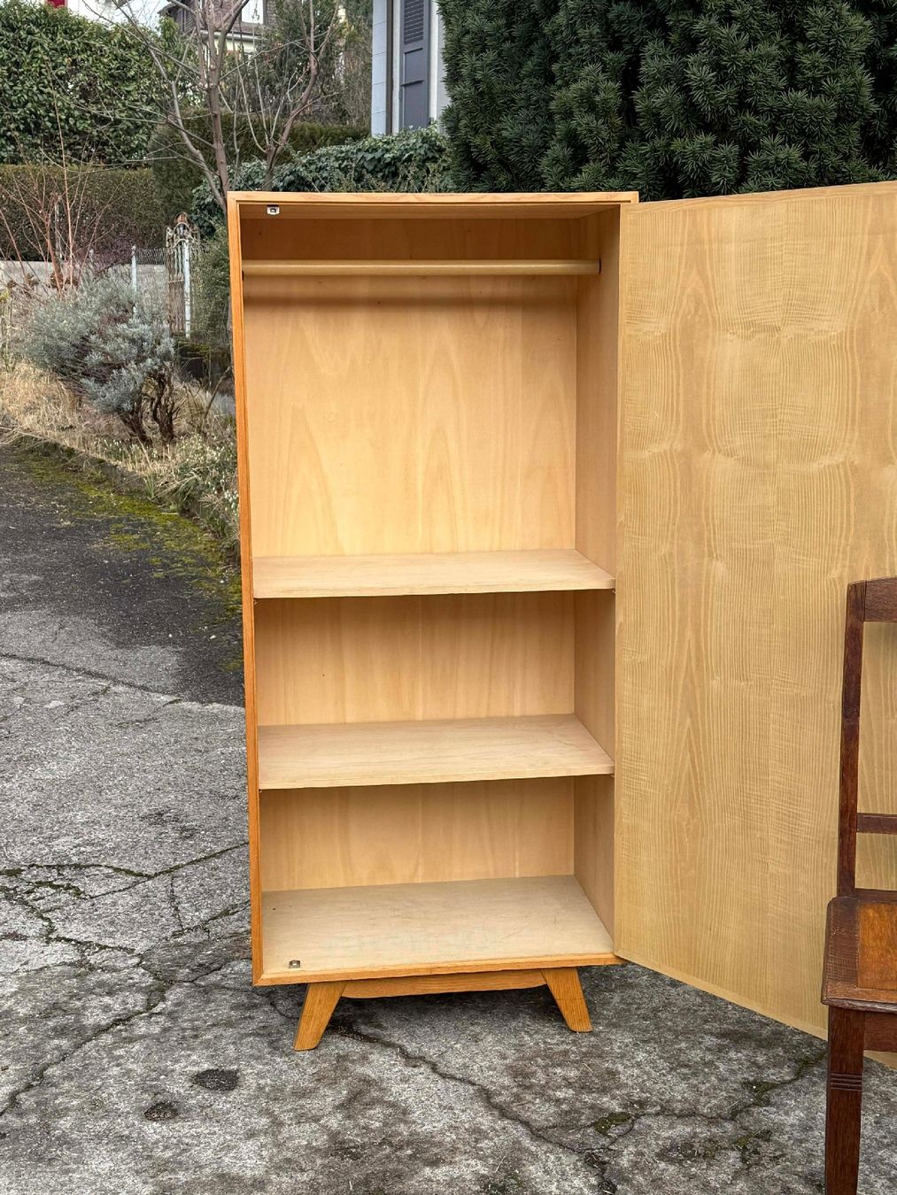 Schränke: armoire en bois aux pied compas – Gebraucht aus Crissier von BaptiH 1